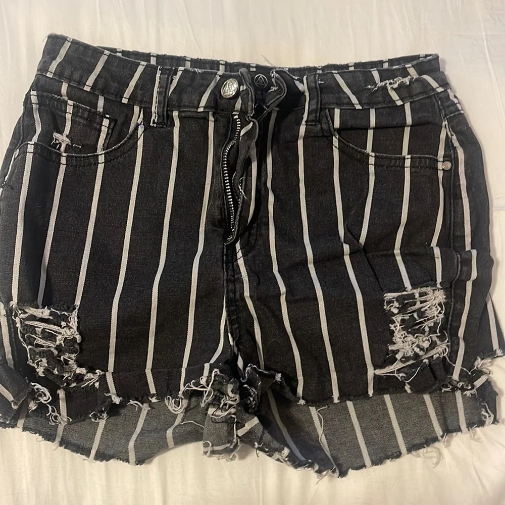 Striped Shorts Ripped High Rise - Picture 1 of 4